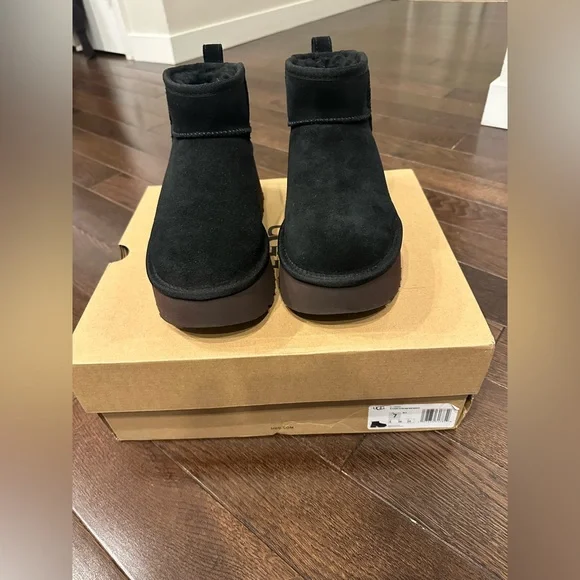 UGG Black Suede ultra mini new heights Platform Boots size 7 New in box - Picture 4 of 7